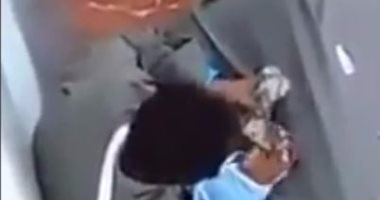 شاهد بالفيديو.. "شحات" يستعطف الناس بادعاء كسر يده.. و"يعد" بها النقود