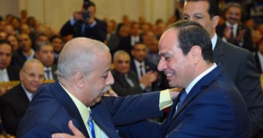 عامل يهتف بعيد العمال "المنحة يا ريس".. والسيسى ضاحكا: "حاضر"