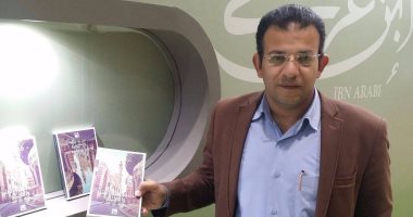 بالصور.. توقيع "سيمفونية البشر والحجر" لـ محمد مندور بمعرض أبو ظبى