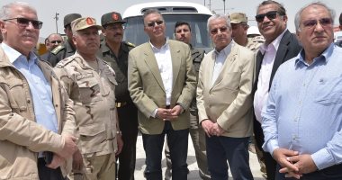وزير النقل وكامل الوزير وسط العاملين بمشروع محور روض الفرج فى عيد العمال