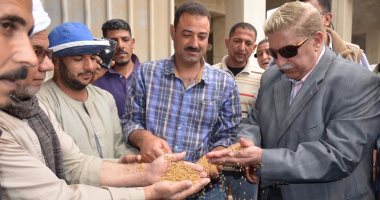 بالصور..محافظ الإسماعيلية يتابع توريد محصول القمح للصوامع