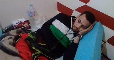 بالصور.. شاب بكفر الشيخ مصاب بقرح أسفل الظهر ويطالب وزير الصحة إنقاذه