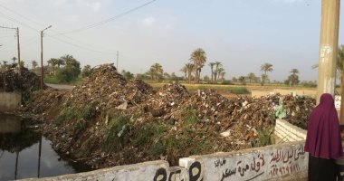 بالصور.. أهالى مركز مغاغة بالمنيا يشكون تراكم القمامة والحيوانات النافقة 