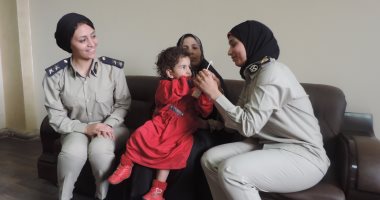 بالصور ..أمن القليوبية يسلم طفلة عثر عليها أحد أهالي شبين القناطر لأسرتها