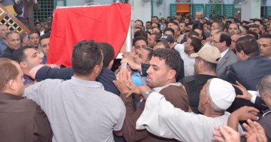 بالصور.. المئات يشيعون جثمان شهيد الدقهلية فى جنازة مهيبة