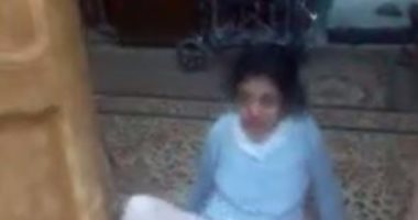 بالفيديو.. مريم تعانى من ضمور فى المخ ووالدها يستغيث بسبب مصاريف علاجها