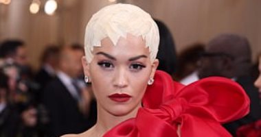 بالفيديو والصور.. ريتا أورا ترتدى "قرط" بـ3 ملايين دولار فى حفل Met Gala