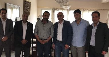 يوسف الحسينى ينشر صورة تجمعه بوفد من حركة فتح فى منزله 