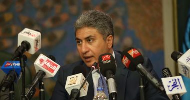  وزير الطيران يهنئ العاملين بمطار القاهرة بالذكرى 54 على إنشاء الميناء