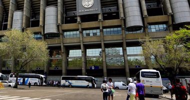 ملعب برنابيو يتزين لاستضافة كلاسيكو ريال مدريد وبرشلونة.. فيديو وصور