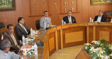 رئيس جامعة المنصورة يبحث مع مجلس كلية الهندسة تحديث المعامل
