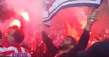 شاهد.. شماريخ جماهير أتلتيكو مدريد تشعل الأجواء قبل مباراة الريال
