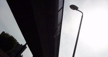 بالصور.. عامود إنارة مائل بنزلة كوبرى الساحل بشارع الوحدة فى إمبابة