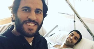 مروان محسن يزور لاعب طائرة الأهلى فى ألمانيا بعد جراحة الصليبى