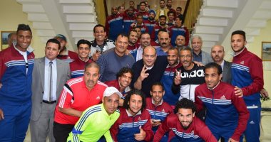 بالفيديو..محافظ مطروح يصرف 1,5مليون جنيه للاعبى الرجاء قبل لقاء بلدية المحلة