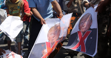 بالصور.. فلسطينيون يحرقون صور "ترامب" احتجاجا على حصار غزة