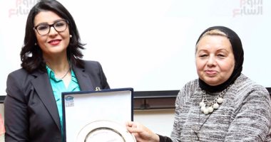 بالصور.. تكريم الإعلامية منى الشاذلي في الجامعة الكندية