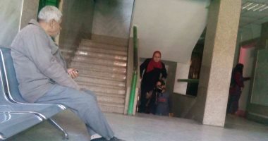 بالصور.. مريض يشكو نقص الخدمات بمستشفى بنها التعليمى فى القليوبية