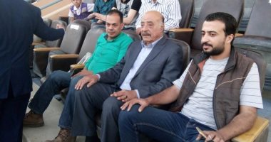 بالصور.. الفنان فايق عزب يحضر مواجهة الزمالك والإسماعيلى