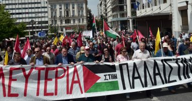 آلاف الفلسطينيين يتظاهرون تضامنا مع المعتقلين المضربين عن الطعام