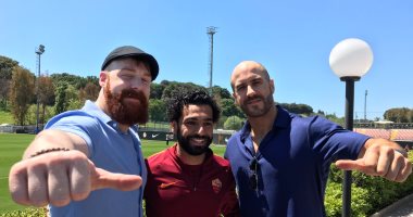 نجم اتحاد المصارعة "WWE" ينشر صورة له مع محمد صلاح عبر "تويتر"