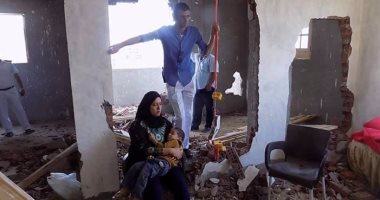 بالصور.. حى الزيتون يهدم عقارا مخالفا فى "عزبة المبيض" والأهالى يشتكون