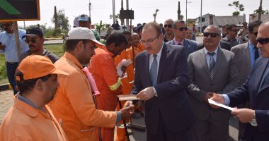 بالصور ..محافظ بنى سويف يكافئ العمال المتميزين بمشروع النظافة