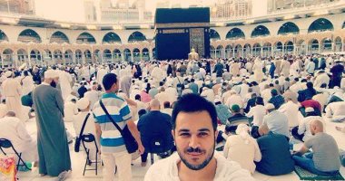 هيثم نبيل من أمام الكعبة: "أجمل مكان فى الدنيا.. ربنا يكتبهالكوا"