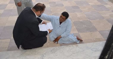 بالصور.. معاق يزحف على يديه أمام مجلس مدينة كفر الشيخ ليعرض مشاكل قريته