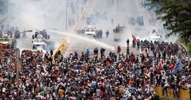 فنزويلا تتهم الولايات المتحدة بتمويل "مجموعات عنيفة"