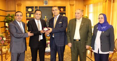 رئيس جامعة المنصورة يكرم استاذ مساعد بـ"طب بيطرى" لترقيته بنظام التميز العلمى