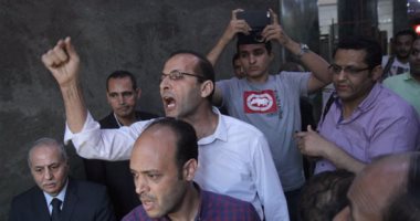 بالصور.. اشتباكات بـ"الصحفيين" لمنع دخول غير النقابيين.. والنقيب: منعنا الدخلاء