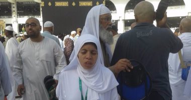 بالفيديو والصور.. "فتاة العربة" خلال أداء مناسك العمرة: أدعو لمصر وللرئيس السيسى