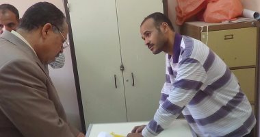 إحالة ممرض للتحقيق بعد ضبطه نائما على سرير الكشف بمركز طب الأسرة فى أسيوط