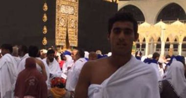 شاهد مهاجم الأهلى يؤدى مناسك العُمرة