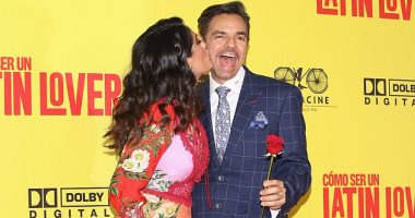 بالصور.. شاهد قبلات سلمى حايك وليوجينو فى عرض "How To Be A Latin Lover"