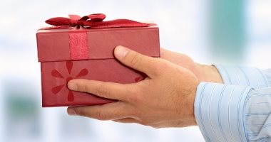 مش كله ورد وشوكولاته ودباديب.. أفكار هدايا غير تقليدية ممكن تقدمها لحبيبتك