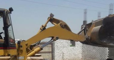 أمن الشرقية يزيل تعديات على أرض مملوكة للسكة الحديد بمدينة أبو حماد