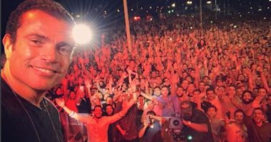 عمرو دياب ينشر سيلفى مع جمهوره من حفله أمس 