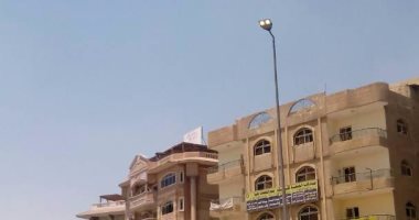 قارئ يرصد أعمدة كهرباء مضاءة أمام جامعة 6 أكتوبر ويطالب بمحاسبة المقصرين