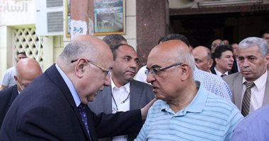 محلب ووزراء المالية والتموين والبترول يشاركون فى عزاء رئيس جهاز الخدمات الحكومية