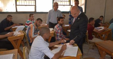 رئيس جامعة الزقازيق يتفقد لجان الامتحانات بكلية الحقوق