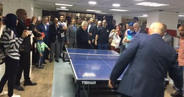 بالصور.. مرتضى منصور يتغلب على رئيس الاتحاد العربي في مباراة تنس طاولة