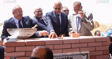 بالصور.. عبد العال ورئيس جامعة عين شمس يضعان حجر الأساس لكليتى التجارة والحقوق