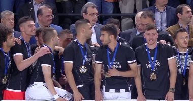 شاهد.. مراسم تتويج عمرو وردة مع باوك بكأس اليونان