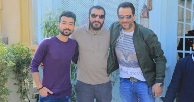 ماجد المصرى يحضر تصوير "أرض جو" لتهنئة فريق العمل