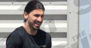 بالصور.. إبراهيموفيتش يظهر للمرة الأولى بعد جراحة الصليبى