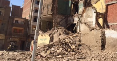 إخلاء منزل من السكان قبل انهياره بلحظات فى المحلة