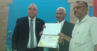 بالفيديو والصور.. "تعليم الوادى الجديد" تكرم مدير الإدارة لبلوغه المعاش