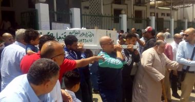 محافظ بورسعيد وأبو رجيلة والحاج فى جنازة  "شاهينو"